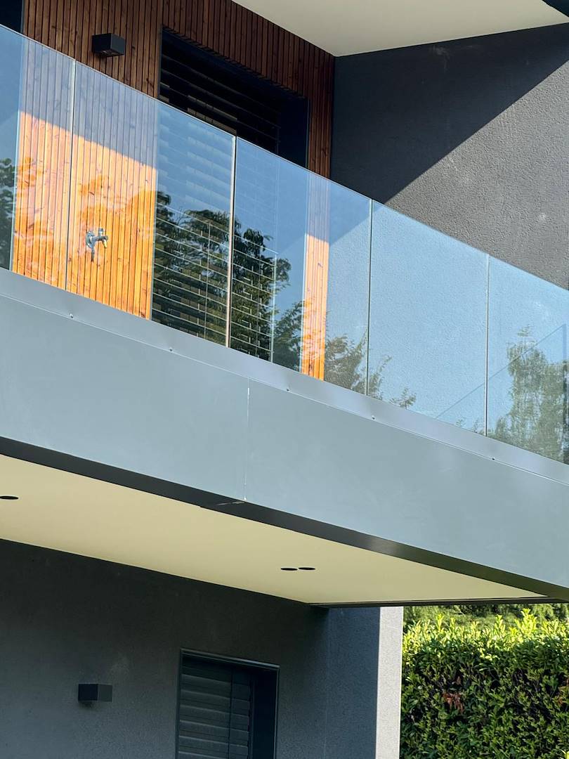 Transparency and Safety: The Elegance of Alfalum Balustrades