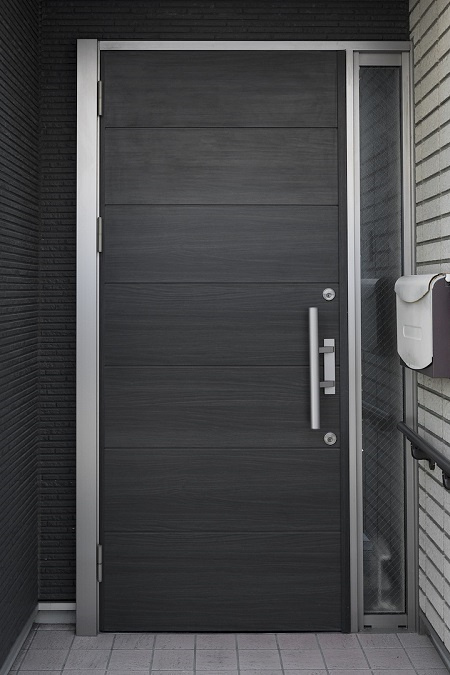 Armoured doors for indoor or outdoor